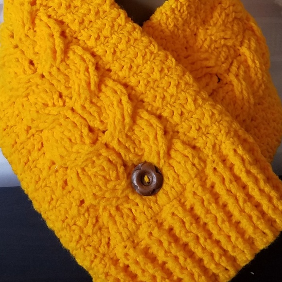 Scarf, Cowl - Picture 2 of 3